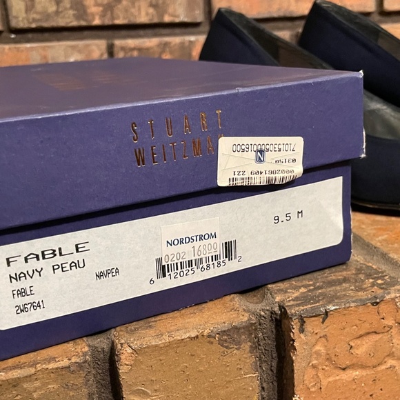 Stuart Weitzman* navy * square toe* heels*size 9.5 - Picture 4 of 4